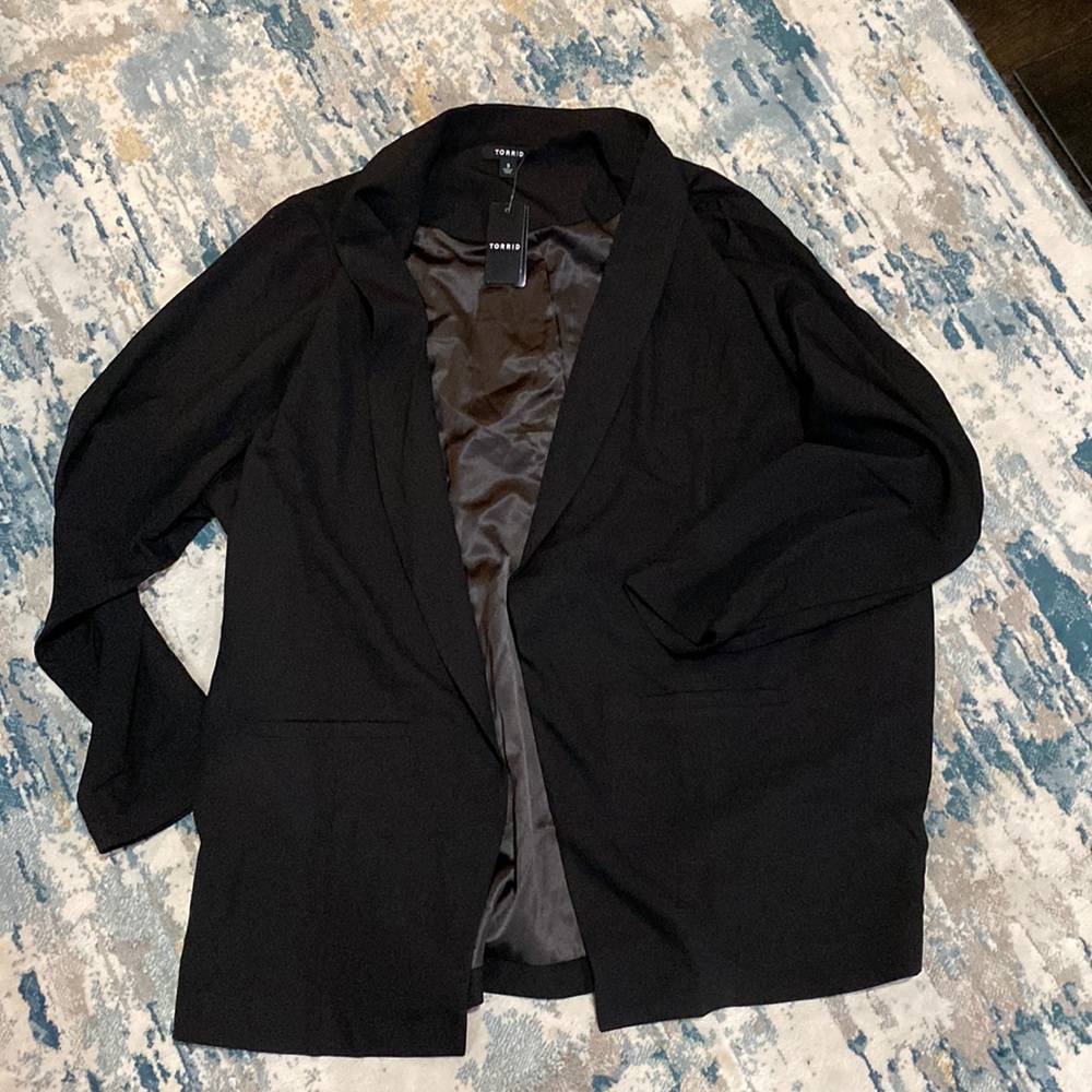 NWT Torrid longline Crepe Blazer. Size 3.